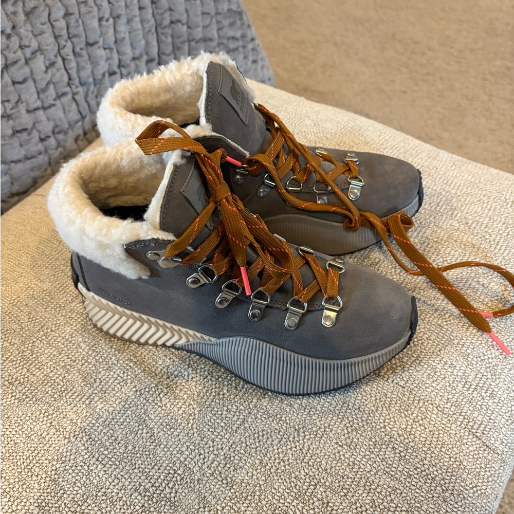 Sorel Gray Women’s Out N About Plus Conquest waterproof suede boot size 6